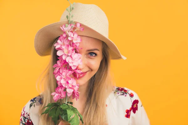 Blonde Girl Wearing Hat Holding Beautiful Flower Posing Camera High — Stock Photo, Image