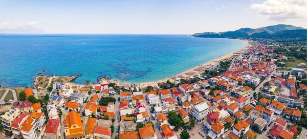 Sarti Greece Shallow Turquoise Seawater Long Beach Whitewashed Houses Orange — Fotografia de Stock