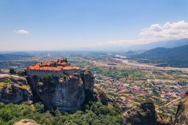 Kalambaka kasabası yakınlarındaki Thessaly 'deki Meteora kireçtaşı kaya oluşumlarının insansız hava aracı görüntüsü. Güneşli hava, mavi gökyüzü. Yüksek kalite fotoğraf