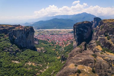 Meteora, Yunanistan. Manastırlar kumtaşı tepelerinin kenarına tünemişti. Turizm konsepti. Yüksek kalite fotoğraf