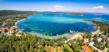 Doğal olarak güzel Karydi Sahili, saydam turkuaz su ile çevrili çeşitli ağaçlar ve yazlıklar. Halkidiki Yarımadası, Yunanistan. - Evet. Yüksek kalite fotoğraf