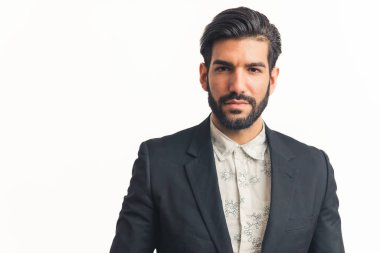 Yakışıklı Latin iş adamı portresi yakın, yatay izole beyaz arka plan. Yüksek kalite fotoğraf