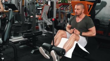 Spor salonunda trend yapan kaslı, beyaz sakallı bir adamın portresi. Yüksek kalite 4k görüntü