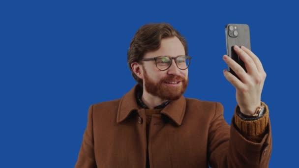 Positive Ginger Haired Man Talking Smartphone Influencer Vlogging Blue Screen — 图库视频影像