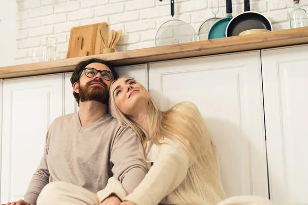 Young Caucasian Couple Sitting Floor Kitchen Counter Holding Hands Blonde — ストック写真