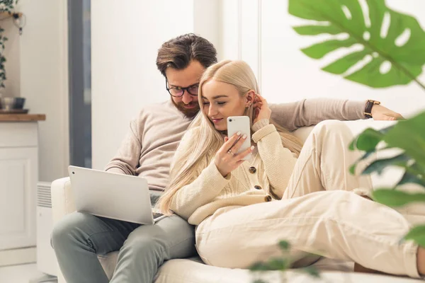 Caucasian Couple Relaxing Couch Together Looking Laptop Mans Lap Woman — Stockfoto