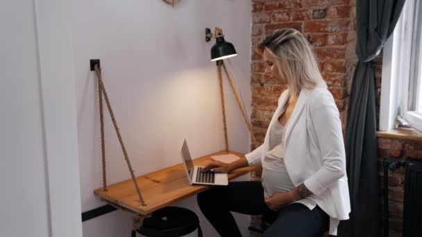 Pregnancy Work Concept Middle Aged Caucasian Pregnant Businesswoman Working New — kuvapankkivideo