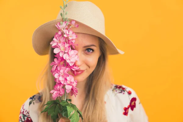 Caucasian Girl Wearing Hat Holding Flower Looking Camera Orange Background — Stock Photo, Image