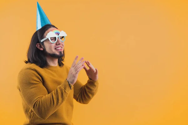Happy Bearded Man Wearing Paper Cap His 30S Celebrating His — Stockfoto