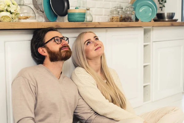 Caucasian Couple Brunette Bearded Man Blonde Woman Sitting Floor Kitchen — Φωτογραφία Αρχείου