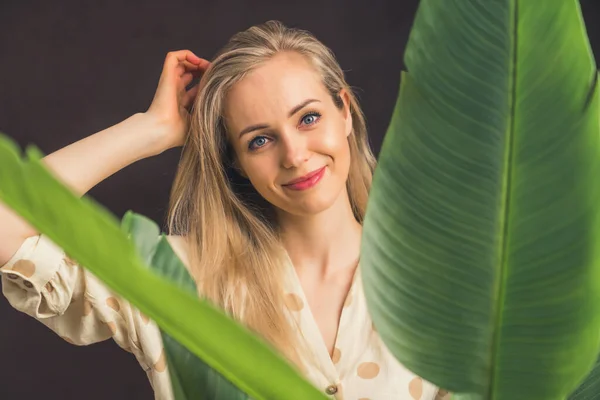Pretty Blondie Lady Wearing Stylish Outfit Posing Surrounded Two Plant — Stock Photo, Image