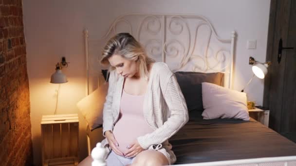 Blond Pregnant Woman Sitting Bed Worrying Her Future Childbirth Depression — Stockvideo