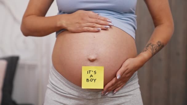 Pregnant Womans Belly Sticky Note Saying Boy Closeup Gender Reveal — Stockvideo