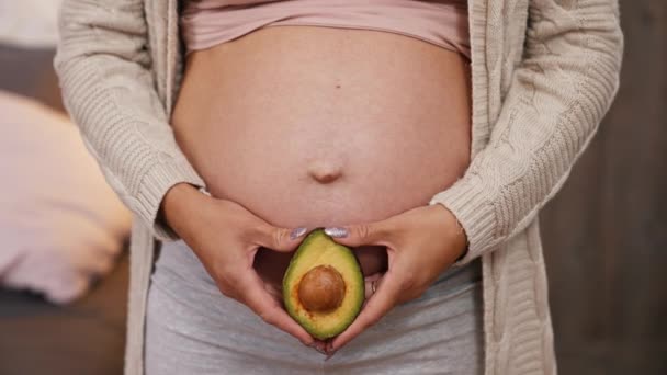 Pregnant Woman Holding Half Avocado Front Her Belly Healthy Food — Vídeos de Stock