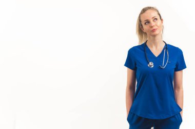 Düşünceli, güzel bir sarışın hemşire. Yakın çekim izole edilmiş. Yüksek kalite fotoğraf