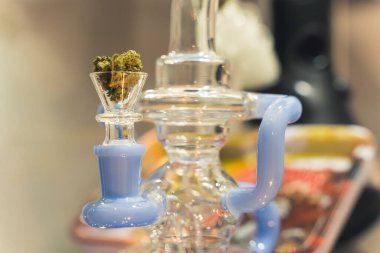 Kurumuş tıbbi marihuana tomurcuğuyla yarı şeffaf cam nargilesini yakından çek. Alternatif tıp konsepti. Yüksek kalite fotoğraf