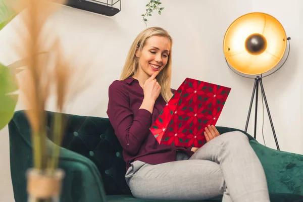 Beautiful Smiling Blondie Sitting Sofe Amusement Looking Her Present Room — Φωτογραφία Αρχείου