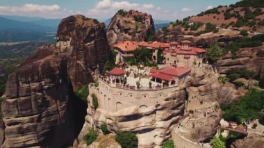 Clifftop Manastırları. İnanılmaz güzellikteki manastırın insansız hava aracı görüntüsü. Yunan yaz tatili. Yüksek kalite 4k görüntü