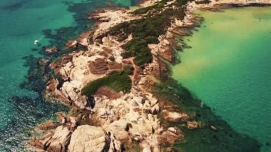 Karydi Sahili 'nin kayalık tarafının havadan görüntüsü sığ turkuaz sularla çevrili. Yüksek kalite 4k görüntü