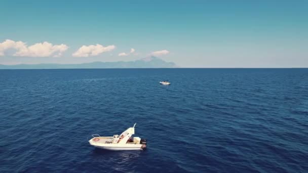 Arka Planda Athos Dağı Nın Olduğu Güneşli Bir Havada Denizde — Stok video
