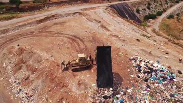 Beach Landfill Trucks Working Sandy Ground Throwing Plastic Trash Straight — Vídeos de Stock