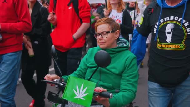 2022 Варшава Польща Кавказька Людина Інвалідністю Інвалідному Візку Оточена Підтримкою — стокове відео