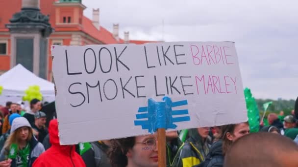 2022 Varšava Polsko Vypadá Jako Barbie Kouří Jako Marley Chytlavé — Stock video