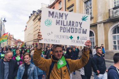 05.28.2022 Varşova, Polonya. Marihuanayı yasallaştırmak için milyonlarca sebep. Hastalar, çiftçiler ve ekonomi için. Polonya kenevir yanlısı yürüyüşü. Yüksek kalite fotoğraf