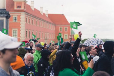 05.28.2022 Varşova, Polonya. Çeşitli yaş ve cinsiyetlerden çok sayıda kenevir yanlısı protestocu gösteri yapma hakkını kullanıyor. Arka planda Varşova 'daki Kraliyet Kalesi. - Evet. Yüksek kalite fotoğraf