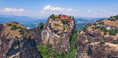 Yunanistan 'ın güneşli havasında, Meteora' daki taş sütunların tepesindeki ünlü manastırların çarpıcı hava manzarası. Yüksek kalite fotoğraf