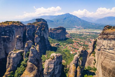 Yunanistan 'ın Meteora kompleksi yakınlarındaki güzel Kalambaka kasabası. Yüksek kalite fotoğraf