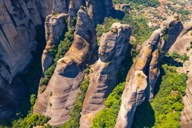 Devasa kayaların ve odunların yukarıdan aşağı manzarası. Yüksek kalite fotoğraf
