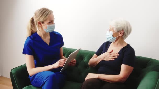 Elderly Woman Patient Receiving Her Diagnosis Doctor Medical Checkup Hospital — Vídeo de Stock