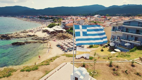 Greek Blue White Flag Foreground Beautiful Vacation Resort Background Sunny — Φωτογραφία Αρχείου