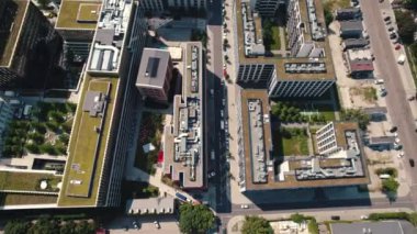 Yukarıdan yeni modern yeşil apartman blokları. Drone perspektifi. Yeşil çatı terasları. Şehir manzarası. - Evet. Yüksek kalite 4k görüntü