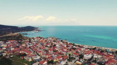 Karanlık bulutlar yavaşça bir gölgeyle Yunan kasabasını kaplıyor. Hava değişimi. Yaz tatili konsepti. Sarti, Yunanistan. - Evet. Yüksek kalite 4k görüntü