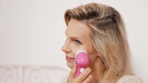 Smiling Caucasian Woman Using Electric Facial Cleansing Brush Closeup High — Stockvideo