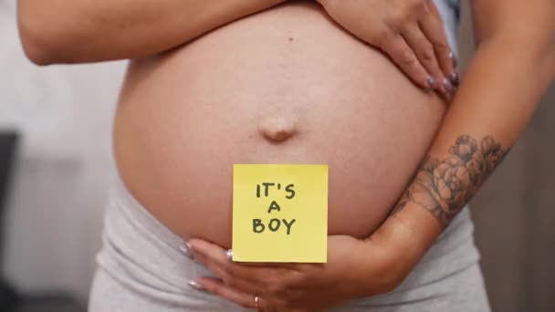 Pregnant Woman Sticky Note Saying Boy Her Belly Closeup Gender — Vídeos de Stock