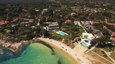 Yunanistan 'da Karydi' nin güzel plajı. Sığ şeffaf turkuaz su ve beyaz kum. Bazı turistler sahilde dinleniyor. Hava görüntüsü. Yüksek kalite fotoğraf