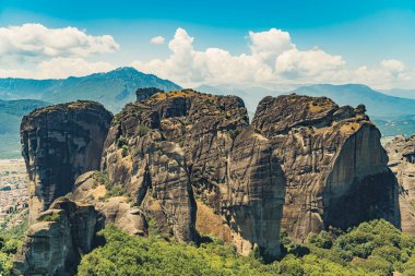 Kalambaka şehrinin yakınlarında Meteora 'nın sert kayalık oluşumları. Güzel yaz havası. Boş zaman yolculuğu. Yüksek kalite fotoğraf