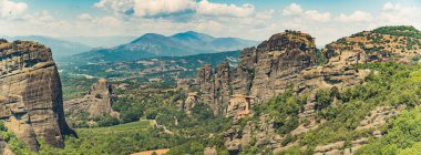 Yunanistan 'ın Kalambaka kenti yakınlarındaki Meteora Manastırı. Geniş panoramik çekim. Vahşi doğa ve güzel hava manzarası. Yüksek kalite fotoğraf