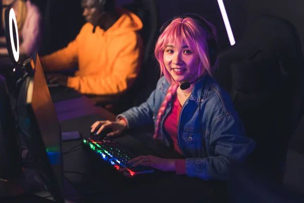 Teenage Asian Girl Bright Pink Hair Competing Her Friends Online —  Fotos de Stock