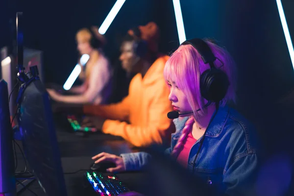 Teenage Asian Girl Pink Hair Wearing Headset Competing Gaming Tournament —  Fotos de Stock