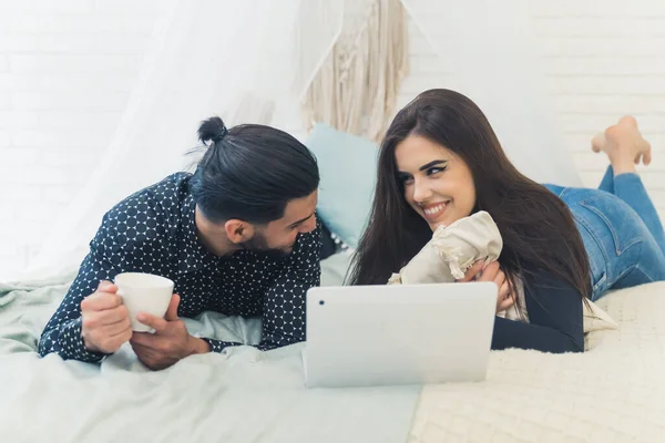 Jong Stel Slaapkamer Liggend Bed Film Aan Het Kijken Laptop — Stockfoto