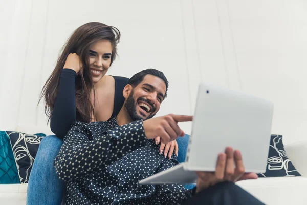 Dark Haired Man Beard Laughing Pointing Laptop His Girlfriend Sitting — Stockfoto