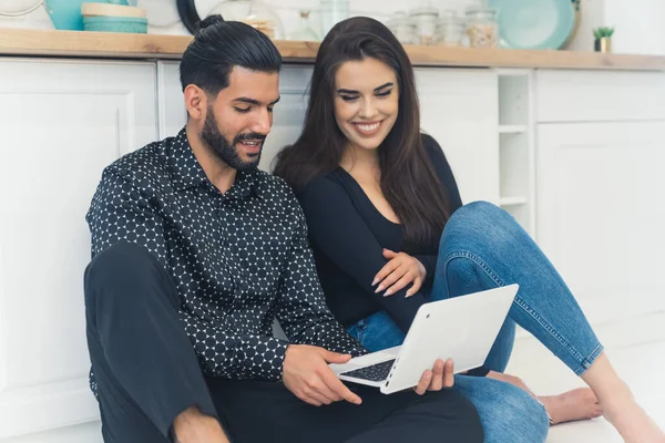 Woman Long Dark Hair Smiling Looking Laptop Her Boyfriends Lap — стоковое фото