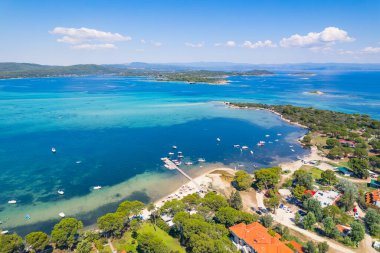 Yunanistan 'ın Halkidiki Yarımadası, Karydi Sahili' nin temiz ve sığ deniz suyunun havadan görünüşü. Yüksek kalite fotoğraf