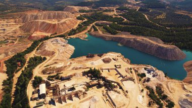 İnsan ve çevre. Gelişim konsepti. Havadan bakıldığında maden ocağı açık görünüyor. Yunanistan. Yüksek kalite fotoğraf