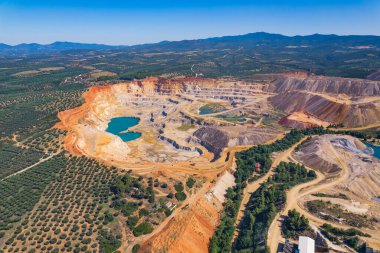 Yunanistan 'daki açık maden, insan ve çevre kavramının havadan görüşü. Yüksek kalite fotoğraf