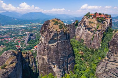 Yunanistan 'ın Kalambaka kasabası yakınlarındaki Meteora kompleksinin yükselen manzarası. Yüksek kalite fotoğraf